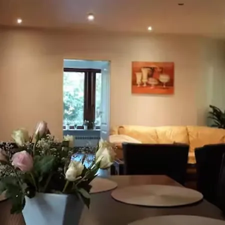 Bei Hamburg Bis 10 Personen Mit Terasse Und Gartennutzung. *
